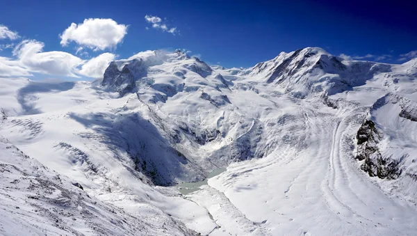 Schnee Alpen Berge malerisch und blauer Himmel — Stockfoto