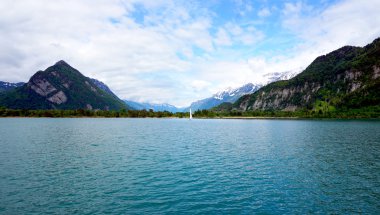 Thun Gölü ve yelken tekne toplayan