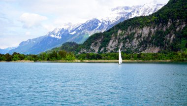 Thun Gölü ve yelken teknenin doğal 