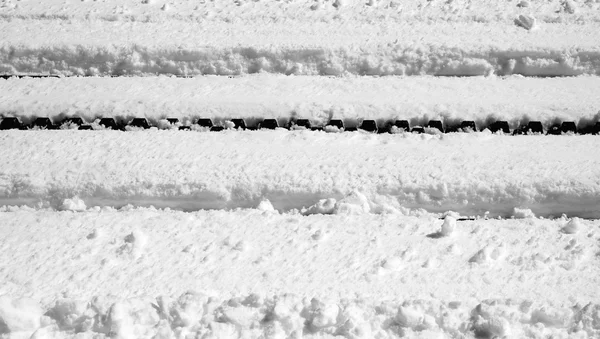 Snö i närheten med järnvägsspår — Stockfoto