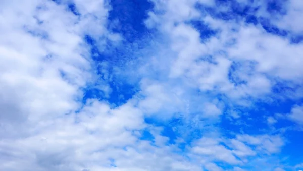 青空と雲の背景 — ストック写真