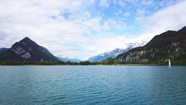 Scenérie Thunské jezero a plachty lodi — Stock fotografie