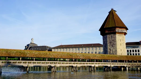 Historical wooden Chapel Bridge and tower in Lucerne — Stock Photo, Image