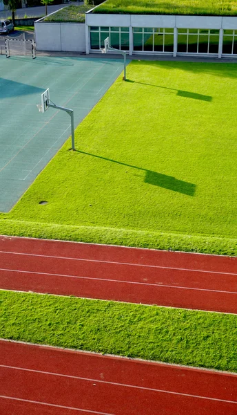 Trilha de corrida e quadra de basquete vertical — Fotografia de Stock