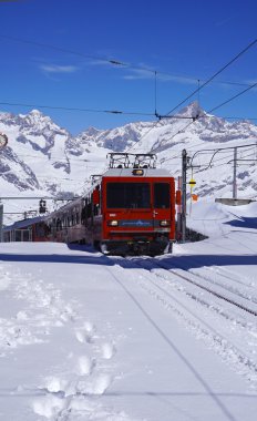 Gornergrat istasyonunda çalışan tren sahnesi