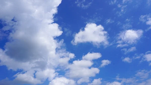 Canlı renkler mavi gökyüzü ve bulutlar — Stok fotoğraf