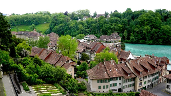 Paysage de la vieille ville et la rivière — Photo