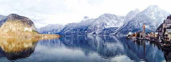 Panorama of Hallstatt lake and snow mountain — Stock Photo, Image