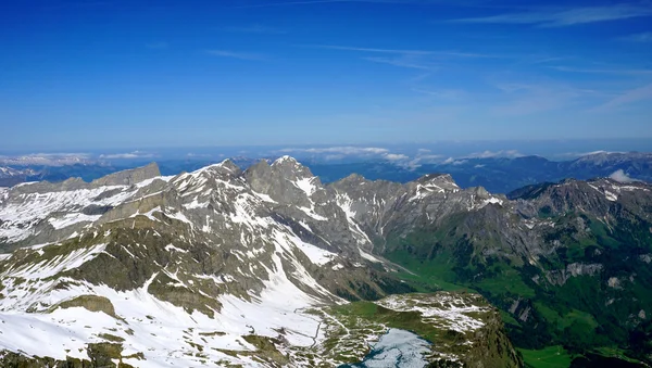 Titlis sneeuw bergen achtergrond — Stockfoto