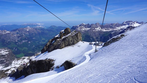 Scène de montagnes de neige titlis et téléphérique — Photo