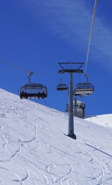 Teleférico de esqui suspenso em montanhas de neve Titlis — Fotografia de Stock