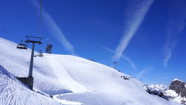 迷人的悬浮的滑雪缆车铁力士山的风景 — 图库照片