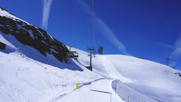 Pista de teleférico de esquí suspendido —  Fotos de Stock
