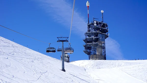 Askıya alınmış Kayak teleferiğine görünümü ve istasyonu Titlis — Stok fotoğraf