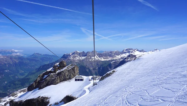 Paisagem de montanhas de neve titlis e teleférico — Fotografia de Stock