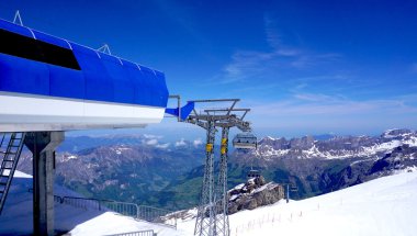 Teleferik kar dağlar titlis istasyonu