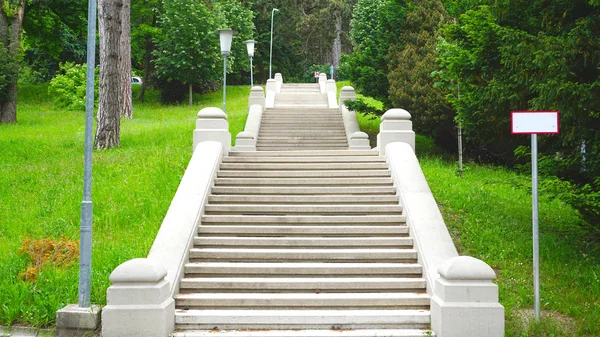 Garden and stair in the park — Stockfoto