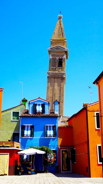 Burano churrch e casa colorida — Fotografia de Stock