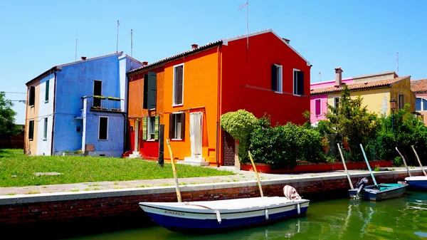 Colorful building architecture with boat and water — Stock Photo, Image