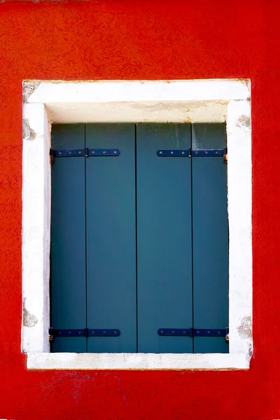 Окно дома с белой рамкой — стоковое фото