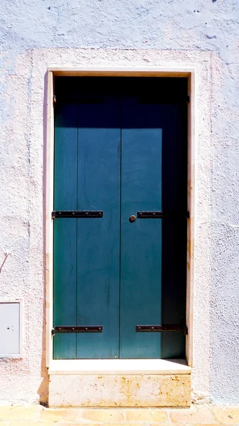 Staré dveře domu v Burano — Stock fotografie