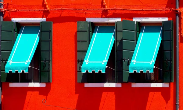 Três janelas com dossel azul — Fotografia de Stock