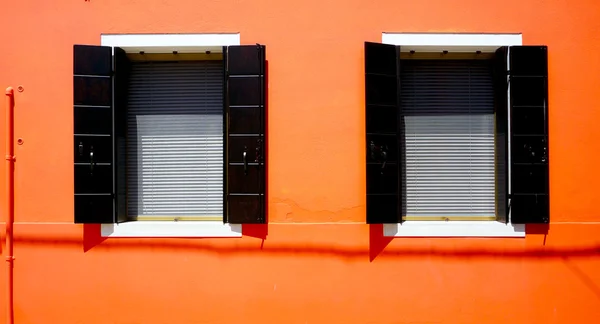 Casa con due finestre a Burano su parete arancione — Foto Stock