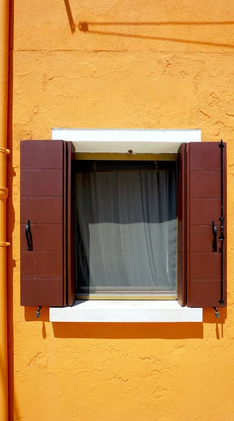 Okno na oranžové zdi — Stock fotografie