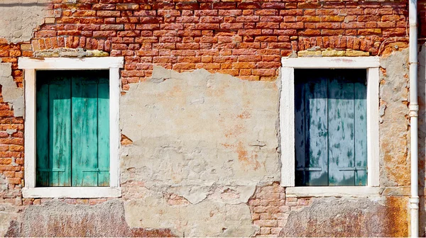 Dvě okna a starověké rozkladu cihlová zeď — Stock fotografie