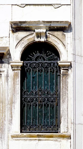 Hierro forjado detalle ventana antigua — Foto de Stock