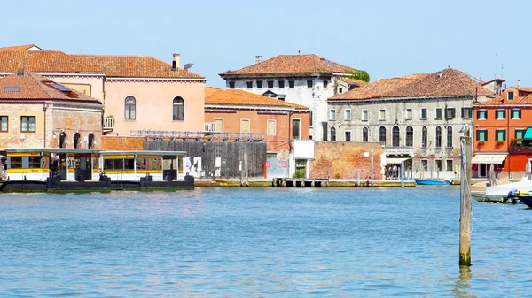 Veduta dell'architettura edilizia di Murano e del fiume — Foto Stock