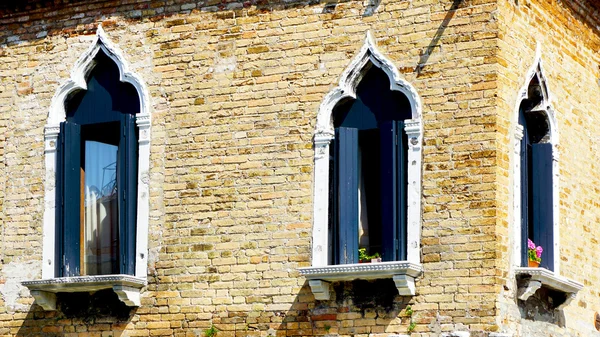 Fenster an Hauswand eingeschlagen — Stockfoto