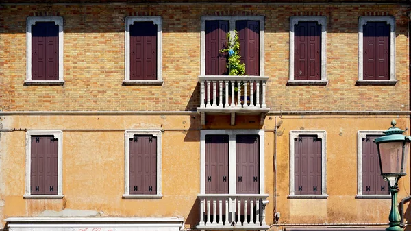 Ventanas puertas y terraza de casa antigua en Murano — Foto de Stock