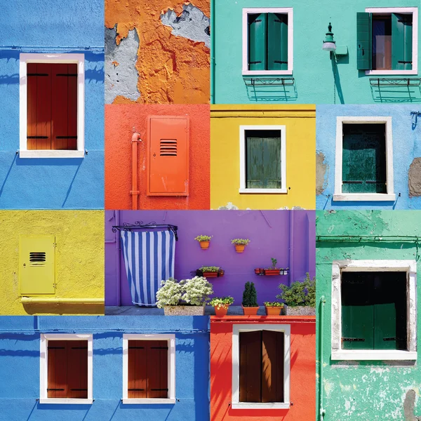 Parede e portas coloridas misturadas do Windows — Fotografia de Stock