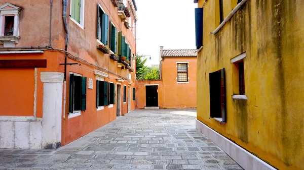 Alleyway com edifício antigo amarelo e laranja — Fotografia de Stock