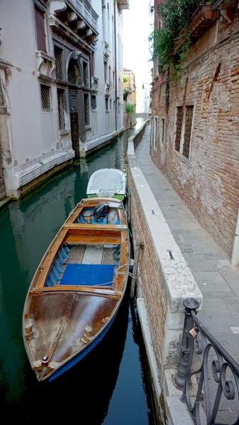 Barca e canale Alleyway — Foto Stock