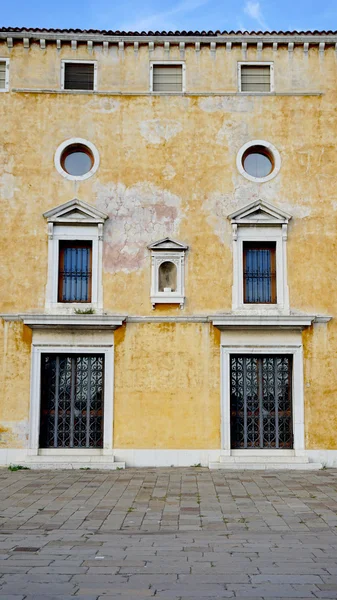 Ancient building with windows and doors — Stock Photo, Image