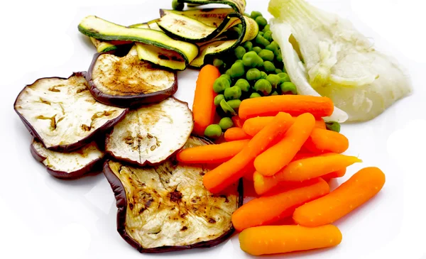 Gegrillter Salat mit frischem Gemüse — Stockfoto