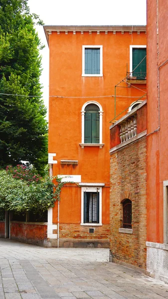 Callejón con edificio antiguo naranja — Foto de Stock