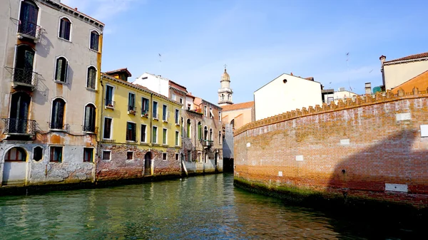 Kanalen och gamla byggnader — Stockfoto