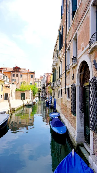 Canale e barche con edifici antichi verticali — Foto Stock