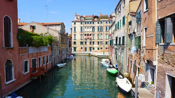 Canale e barche con edifici antichi — Foto Stock