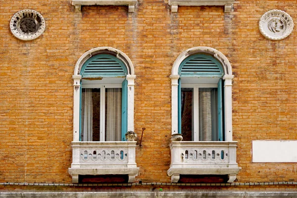 Casa histórica edificio de ladrillo —  Fotos de Stock