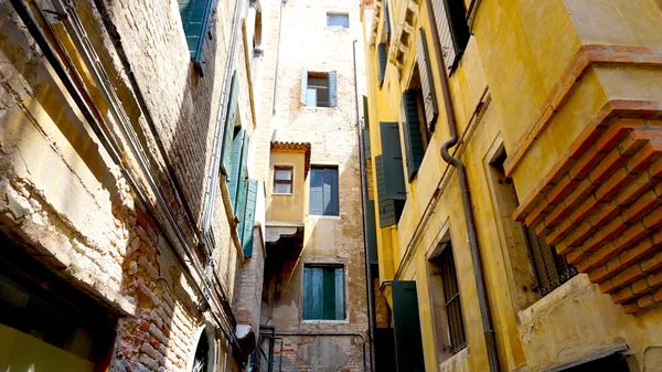 Camada de edifício antigo na cidade velha de Veneza — Fotografia de Stock