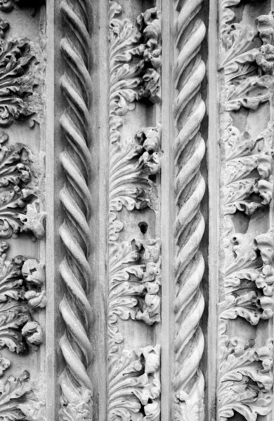 Details and ornaments column of church — Stock Photo, Image