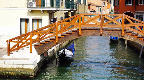 Ponte in legno, canale e gondola nel centro storico — Foto Stock