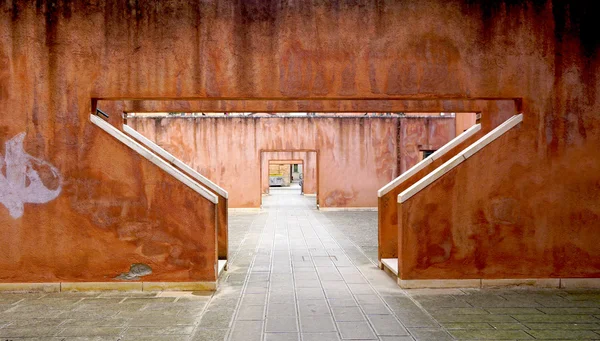 Edifício da casa da escada da forma do triângulo — Fotografia de Stock