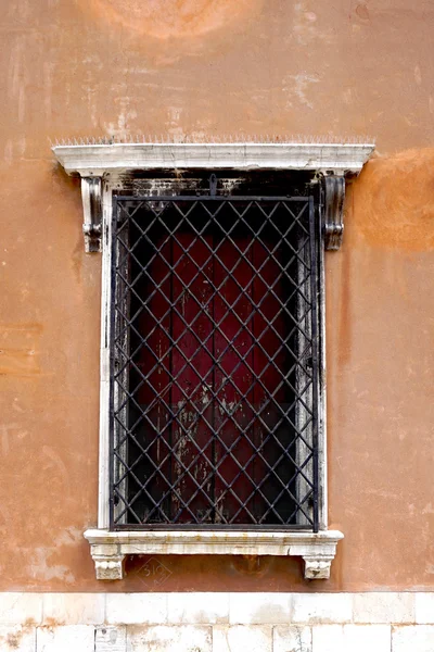 Altes Fenster mit Metallrahmen des alten Hauses — Stockfoto