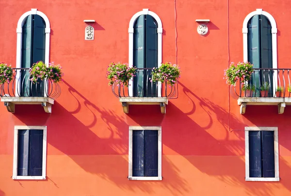 Três portas com terraço e três janelas — Fotografia de Stock