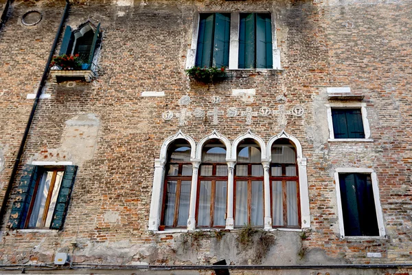 Ventanas mezcladas en edificio de pared de ladrillo — Foto de Stock